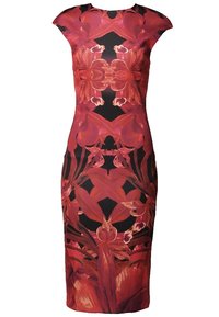 Robe à motifs floraux avec des couleurs rouge vif et noir, silhouette ajustée, manches courtes, et ourlet à hauteur du genou.