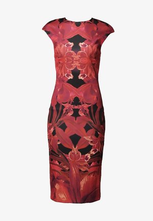 Czerwona sukienka bodycon w kwiaty z krótkimi rękawami, na czarnym tle. Wzór zawiera żywe motywy i dopasowany krój.