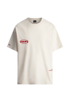 Cremefarvet bomulds-t-shirt med korte ærmer. Har røde trykte logoer på brystet og ærmet, samt tekst på den nedre del.