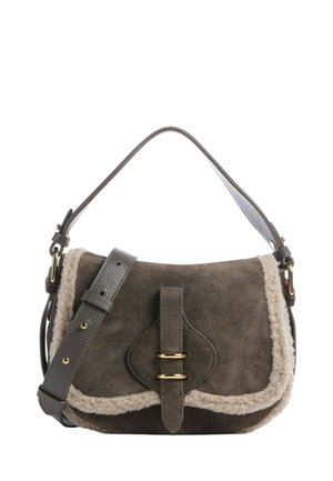 Borsa a tracolla in camoscio marrone scuro con bordatura in pelliccia chiara, cinturino frontale con fibbia dorata e tracolla in pelle regolabile.