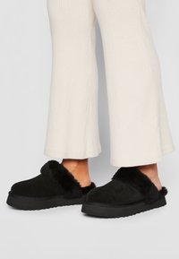 UGG - DISQUETTE - Slippers - black Thumbnail Image 1