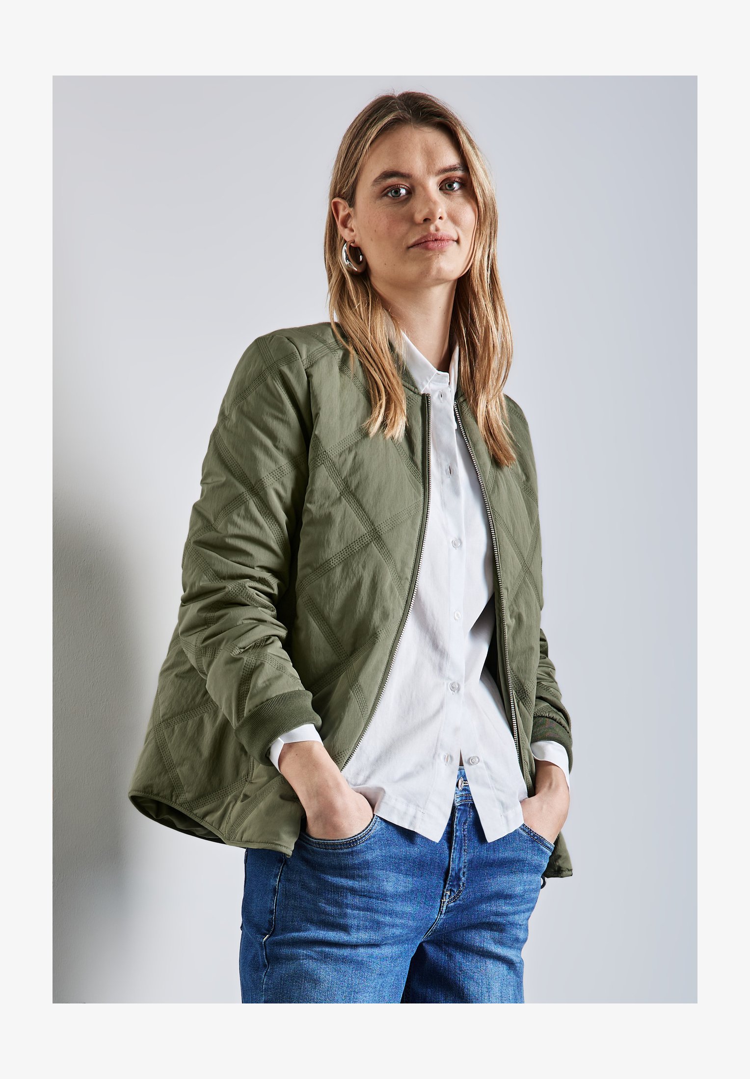 Street One Giacca Donna In Mix Strutturale – Softshell E Trapuntata – Cappuccio E Tasche Con Cerniera
