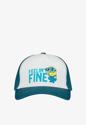 Blauwe en witte pet met een cartoonminion die een zonnebril draagt en de tekst "FEELIN' FINE" in vette turquoise letters. Gemaakt van katoen.