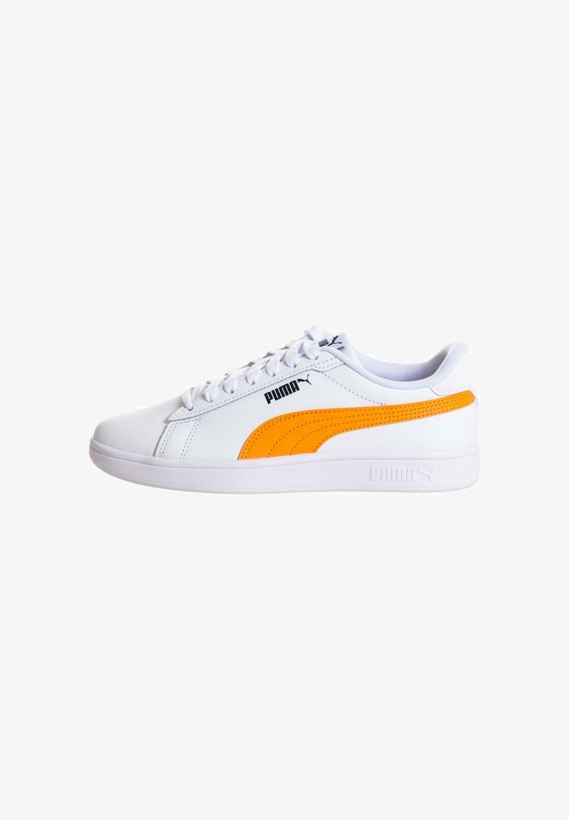 Zapatilla blanca con acentos naranjas, con una parte superior de cuero suave, diseño con cordones, cuello acolchado y una suela de goma texturizada.