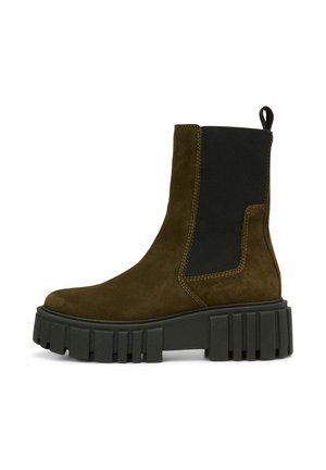 Brown suède enkellaars met een zwart elastisch zijkantpaneel en een dikke, robuuste zool. Voorzien van een trekband aan de achterkant voor gemakkelijk aan- en uittrekken.