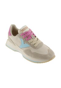 Beige en lichtblauwe sneaker met roze en beige veters, roze hieldetail en het "Victoria"-logo op de tong en zijkant.