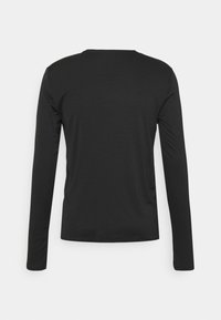 Svart långärmad skjorta med rundad halsringning och mjukt, lätt tyg. Inga synliga mönster eller detaljer i hårdvara.