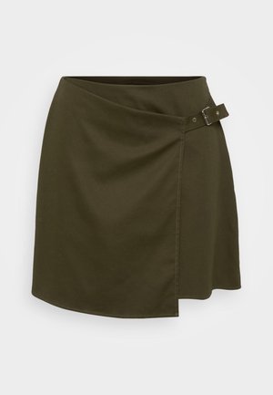 Olive roheline nöörkleit, mis on valmistatud siledast kangast; sellel on külgklambridetail ja asümmeetriline äär, et lisada visuaalset huvi.