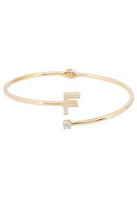 Bracciale color oro con una banda liscia e sottile, caratterizzato da una lettera "F" incastonata di diamanti e un singolo accento di pietra chiara.