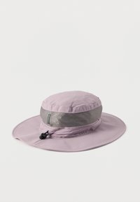 Μωβ υφασμάτινο καπέλο με φαρδύ γείσο, ταινία από δίχτυ και ρυθμιζόμενο λουρί. Ελαφρύ σχέδιο κατάλληλο για υπαίθριες δραστηριότητες.