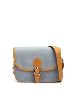 Petit sac bandoulière rectangulaire en cuir bleu-gris avec garniture couleur tan, fermeture à boucle et sangle d'épaule réglable.