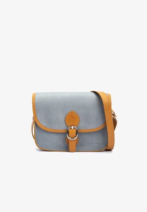 Petit sac bandoulière rectangulaire en cuir bleu-gris avec garniture couleur tan, fermeture à boucle et sangle d'épaule réglable.