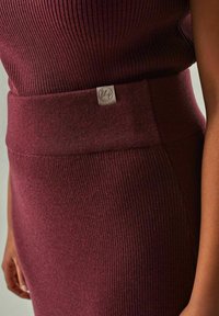 YOU LOOK PERFECT ERIKA - MERINO SKIRT IN RIB KNIT - Bleistiftrock - bordeaux