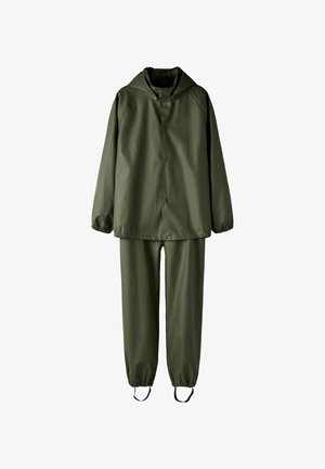 Alyvuogių žalia lietpaltis pagamintas iš vandeniui atsparios medžiagos. Yra kapišonas, snap tipo uždarymas, elastiniai rankogaliai ir reguliuojami kojų diržai.