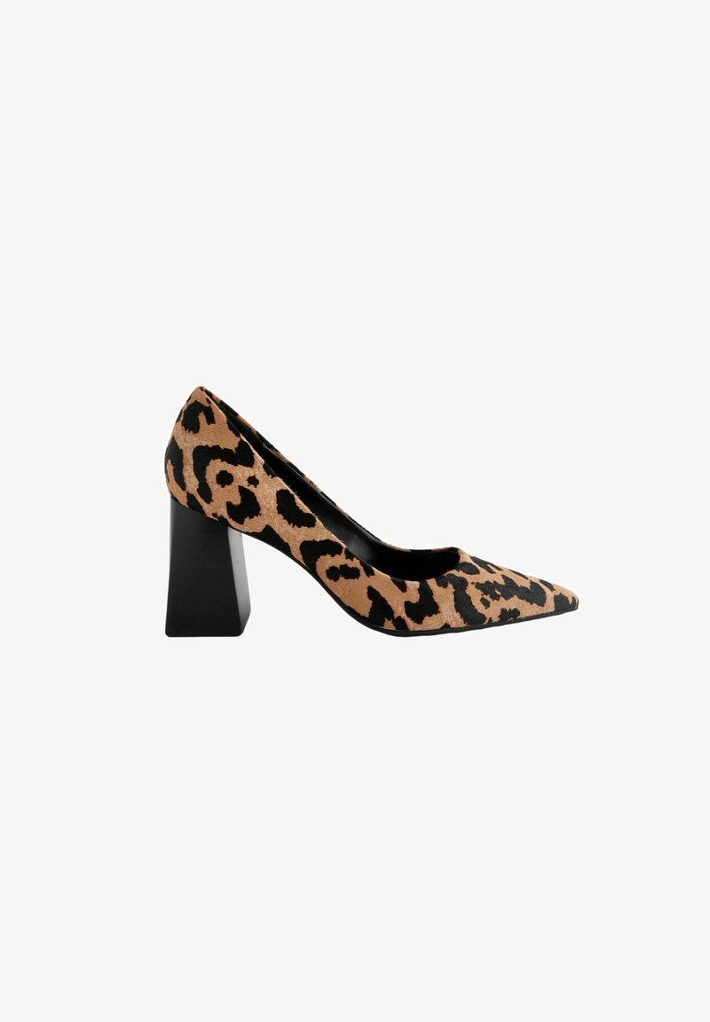 Chaussure à talons hauts beige avec un motif léopard, bout pointu et un talon bloc noir épais. Texture de tissu lisse.