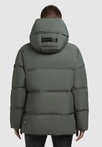 Dikke, olijfgroene hoodie met een quilted ontwerp, voorzien van een logo patch op de rug en een driehoekig merkje aan de onderkant.