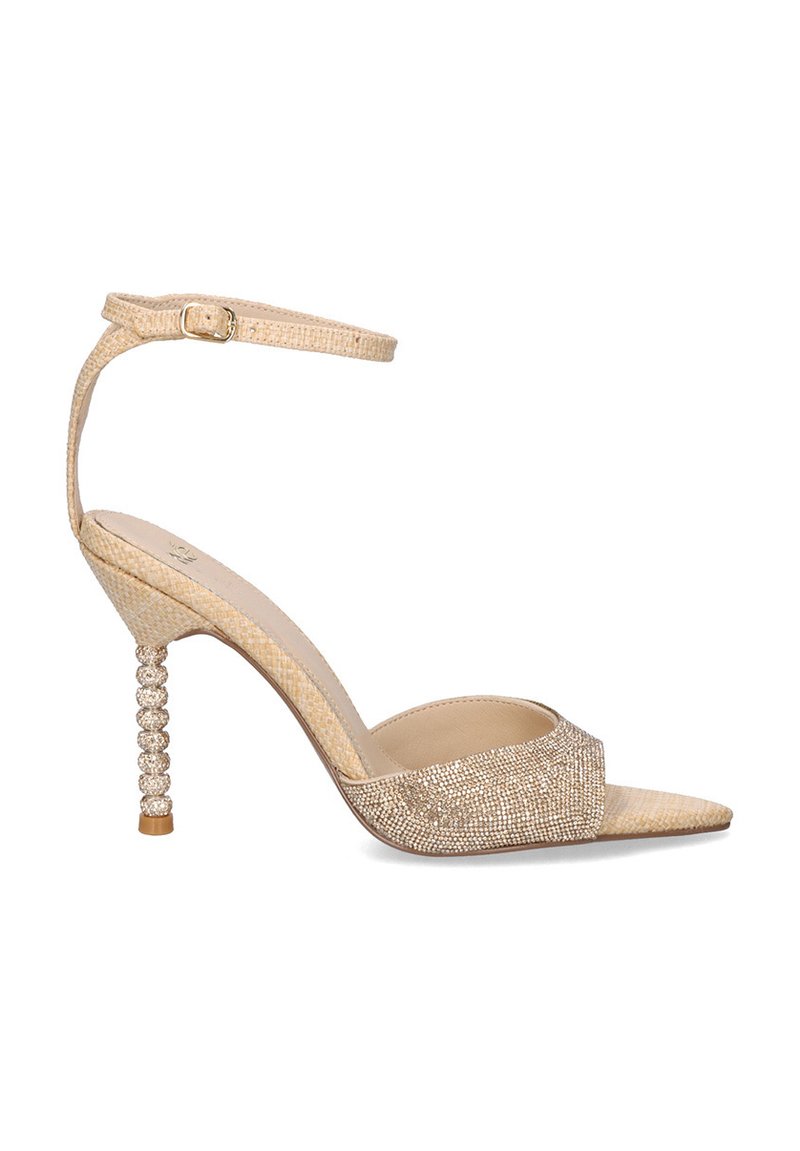 Sandalia de tacón de stiletto en color beige con tela texturizada, punta abierta y toques de purpurina. Cuenta con una correa de tobillo ajustable y un tacón con cuentas.
