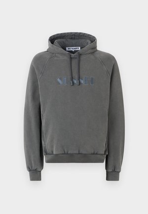 Sudadera gris con capucha y corte relajado. Presenta una capucha con cordones, puños acanalados y un logo bordado en azul en el frente.