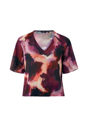 Kurzärmlige Bluse aus fließendem Stoff in lebendigen Farben von Lila, Rot und Schwarz, mit einem V-Ausschnitt und einem weichen, abstrakten Blumenmuster.
