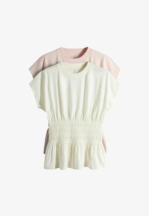 Kurzarmoberteile, eines in Creme mit gerafftem Taillendetail, eines in Hellrosa, beide mit Rundhalsausschnitt, auf einem weißen Hintergrund gestapelt.