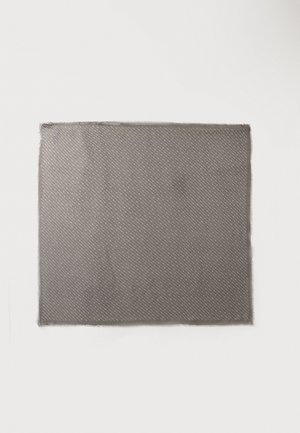 Pañuelo cuadrado gris con un sutil patrón de rayas diagonales y bordes con flecos sobre un fondo blanco.