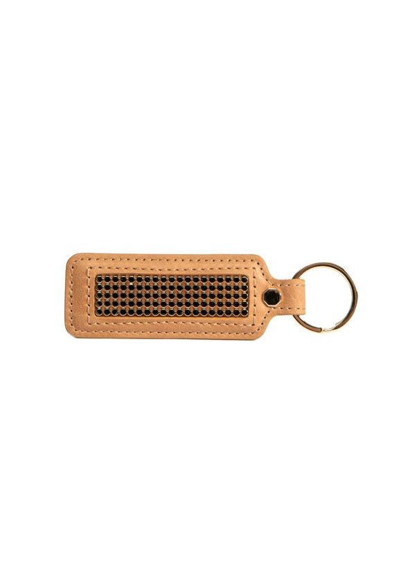 Porte-clés en cuir beige avec un détail en maille noire texturée. Comprend un anneau en métal circulaire pour l'attachement.
