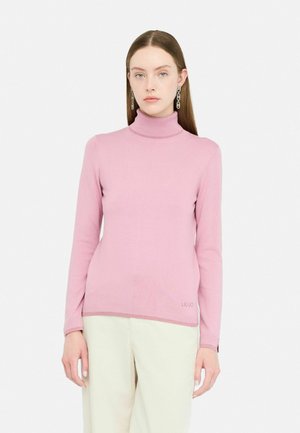 Różowy sweter typu golf wyk wykonany z miękkiego materiału, dopasowany krój, długie rękawy oraz subtelny detal z logo na dolnym brzegu, teksturowane akcenty na mankietach.