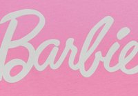 Tela rosa clara con la palabra "Barbie" en letras cursivas blancas en negrita. Textura suave sin patrones o adornos adicionales.