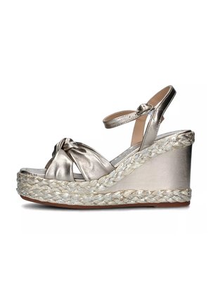 Sandali wedge in argento metallico con suola in juta intrecciata, caratterizzati da un design con cinturini annodati e una cinghia alla caviglia regolabile per una vestibilità sicura.