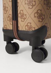 Guess BERTA 8 WHEELER - Trillekoffert - latte/brown