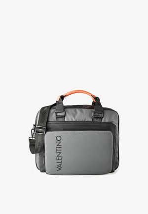 Bolso gris y negro con asa superior naranja, que cuenta con un bolsillo frontal y una correa de hombro ajustable. Incluye detalle del logo "VALENTINO".