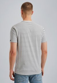 T-shirt à manches courtes en coton, rayé gris et blanc, col rond, design ajusté, avec un petit logo sur la manche gauche.