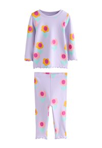 Purpurinės pižamos komplektas, susidedantis iš ilgomis rankovėmis viršutinės dalies ir tamprių kelnių, papuoštas spalvingu gėlių raštu; minkšta medžiaga su išpjauto krašto detalėmis.