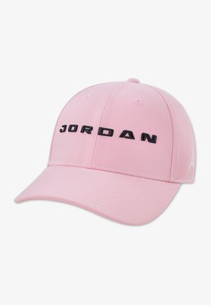 Ružová baseballová čiapka s čiernym textom „JORDAN“ na prednej strane a bielym logom Jumpman na boku, vyrobená zo štruktúrovanej tkaniny s zakriveným šiltom.