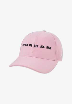 Casquette de baseball rose avec le texte noir "JORDAN" à l'avant et le logo Jumpman blanc sur le côté, fabriquée en tissu texturé avec une visière incurvée.