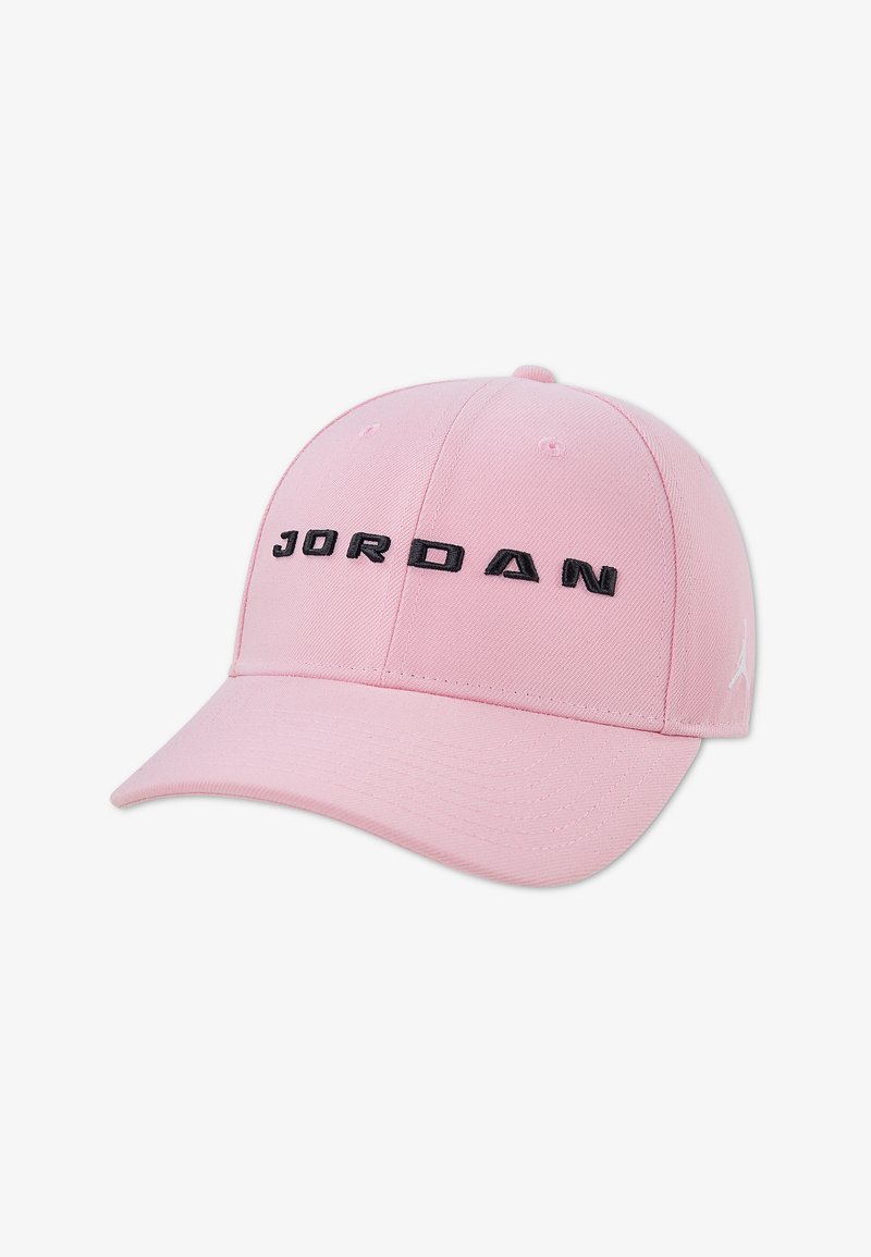 Casquette de baseball rose avec le texte noir "JORDAN" à l'avant et le logo Jumpman blanc sur le côté, fabriquée en tissu texturé avec une visière incurvée.