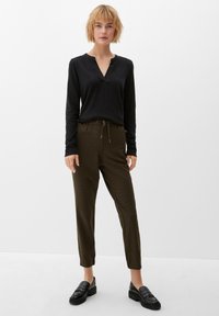 s.Oliver KARIERTE  - Pantalon classique - olivgrün