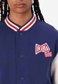 Red Bull Racing x Pepe Jeans Bomber stiliaus striukė - eton blue
