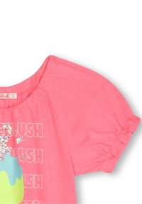 Różowa koszulka z krótkim rękawem z okrągłym dekoltem i marszczonymi rękawami, z kolorowym wzorem graficznym zawierającym błyszczące akcenty.