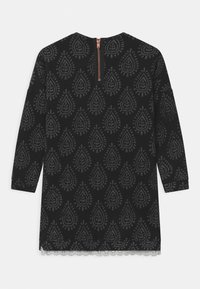 Černé šaty s vzorovaným designem s kapkovými tvary. Mají dlouhé rukávy a zapínání na zip na zadní straně, s krajkovým lemem na spodním okraji.