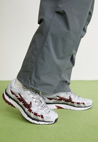 P 6000 UNISEX - Sneakers basse - pure platinum/dark team red/metallic platinum/white/black