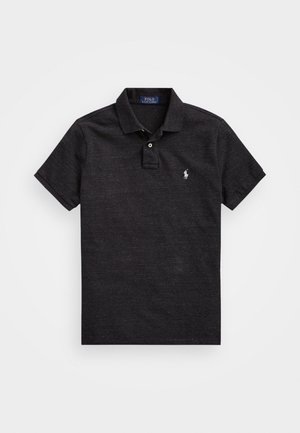 Svart polo skjorte i et teksturert stoff, med en to-knappers placket, korte ermer og en liten brodert logo på venstre bryst.