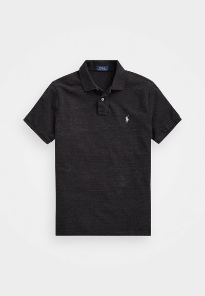 Čierne polo tričko z textúrovanej látky, s dvoma gombíkmi na výstrihu, krátkymi rukávmi a malým vyšitým logom na ľavej hrudi.