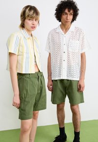 Service Works DRILL PART TIMER UNISEX - Σορτς - olive