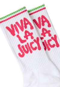 Chaussettes blanches avec une texture côtelée, ornées d'un texte rose vif qui dit "VIVA LA JUICY." Des accents incluent des rayures vertes et roses en haut.