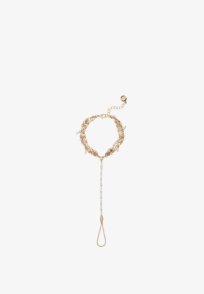 Bracelet en métal doré avec design à chaînes superposées et accents délicats, comprenant de petites perles et un fermoir mousqueton avec chaîne d'extension.