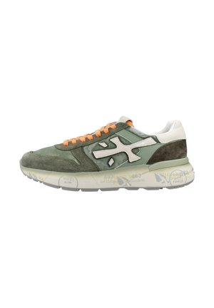 Sneaker in camoscio verde e marrone con logo beige, lacci arancioni, tallone bianco e suola stampata color avorio, mostrata di profilo.