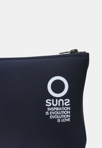 Pouch in neoprene di un blu scuro, con un grande logo circolare bianco e testo: "l'ispirazione del sole è evoluzione, l'evoluzione è amore." Cerniera argentata.