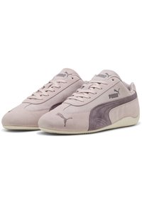 Adidași din suede roz deschis cu accente roz mai închis, având un design texturat, șireturi plate și logo-ul Puma embosat pe lateral.
