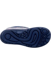 Semelle en caoutchouc bleue avec un motif de grip texturé, présentant des designs circulaires surélevés et des motifs en vagues. Le talon affiche une taille de 26.